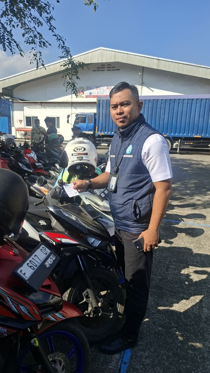 Melalui Program SIGAP, Jasa Raharja Cabang Sukabumi Edukasi Wajib Pajak dengan Pemasangan Hang Tag