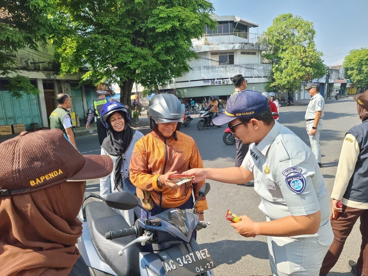 Jasa Raharja Tulungagung Bersama Satlantas Polres Tulungagung dan Mitra Terkait Gelar Aksi Simpatik Keselamatan Berlalu Lintas