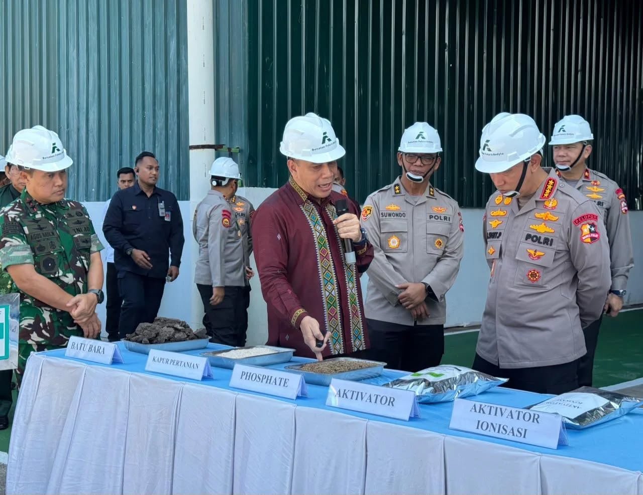 Kapolri Salurkan Puluhan Ton Pupuk Batu Bara untuk Petani Riau, Ini Tujuannya