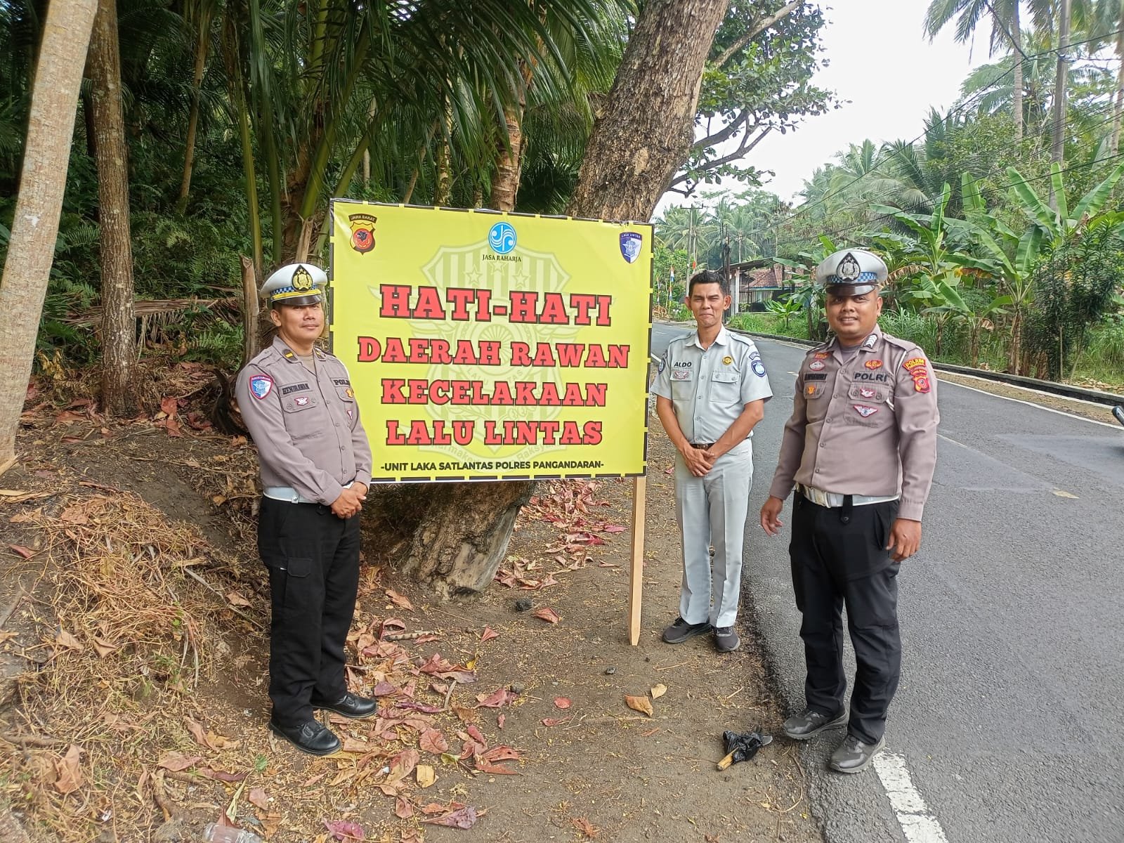Jasa Raharja Cabang Tasikmalaya Bersama Unit Gakkum Polres Pangandaran Pasang Spanduk Himbauan Keselamatan di Titik Rawan Laka