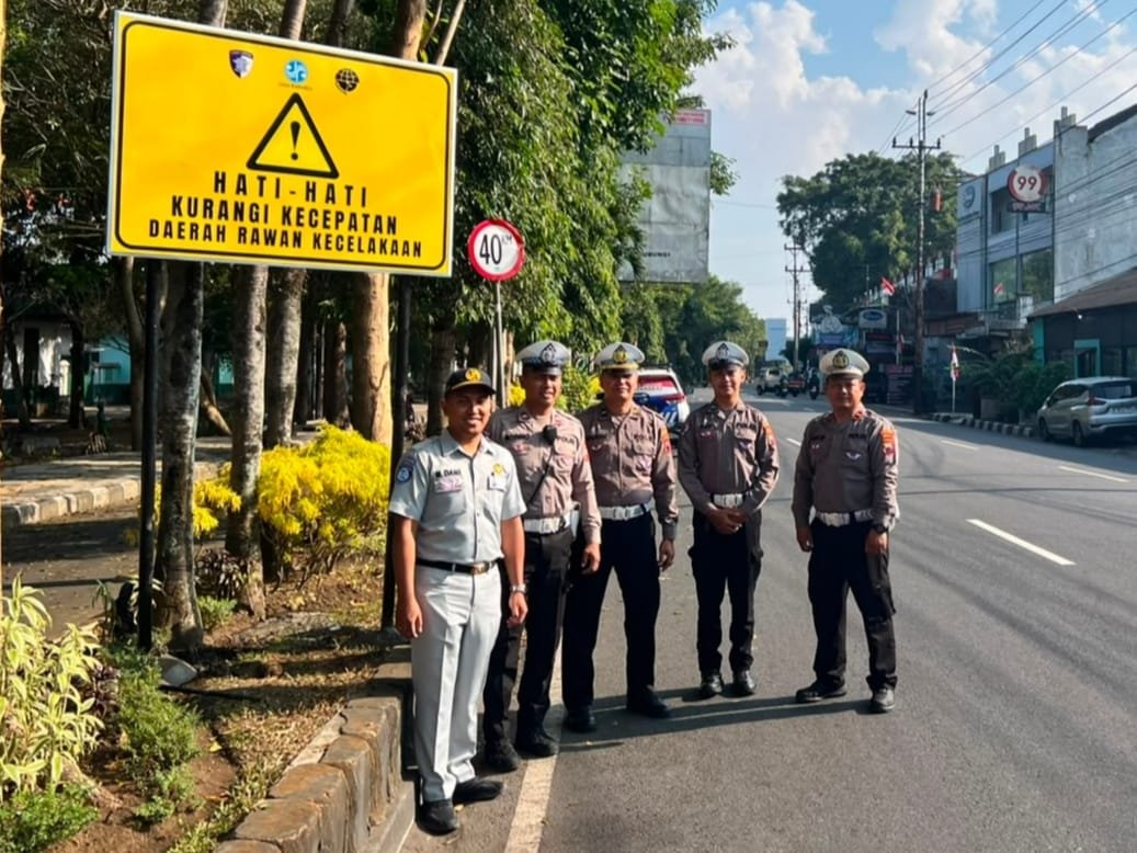 Jasa Raharja dan Satlantas Polres Magelang Kota Pasang Rambu di Titik Rawan Kecelakaan sebagai Upaya Pencegahan Kecelakaan