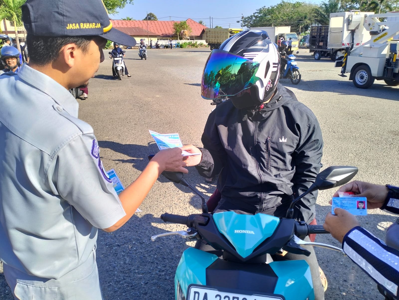Tim Pembina Samsat Pelaihari Gelar Operasi Gabungan Tingkatkan Kepatuhan Pembayaran PKB dan SWDKLLJ