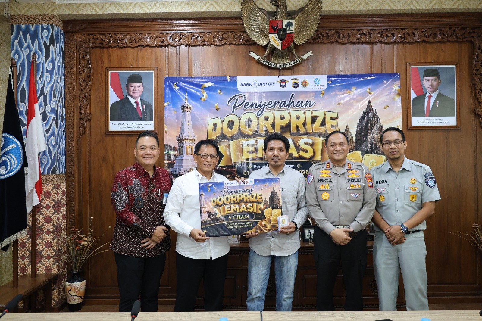 Tim Pembina Samsat DIY dan Bank BPD DIY Serahkan Hadiah Doorprize Emas kepada 12 Wajib Pajak yang Beruntung