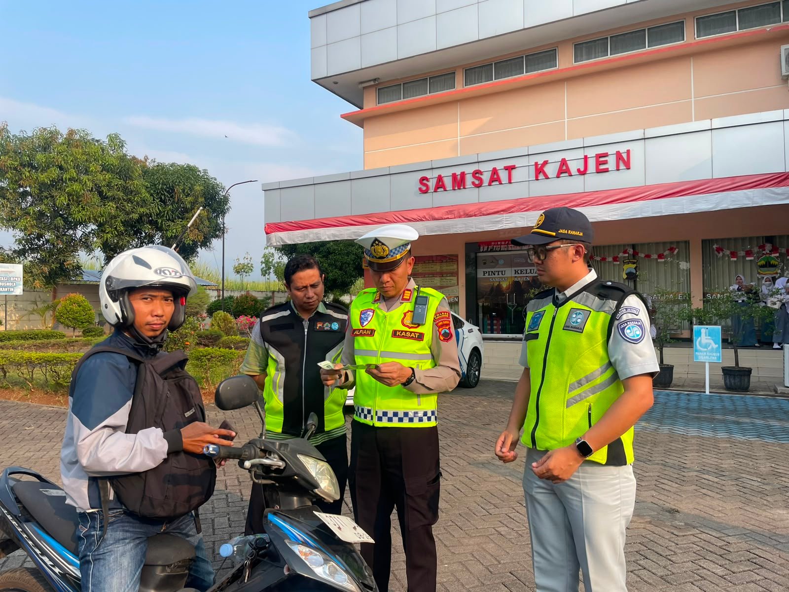 Tim Pembina Samsat Kajen Gelar Sosialisasi Kepatuhan Pajak Kendaraan Bermotor dan Keselamatan Berlalu Lintas