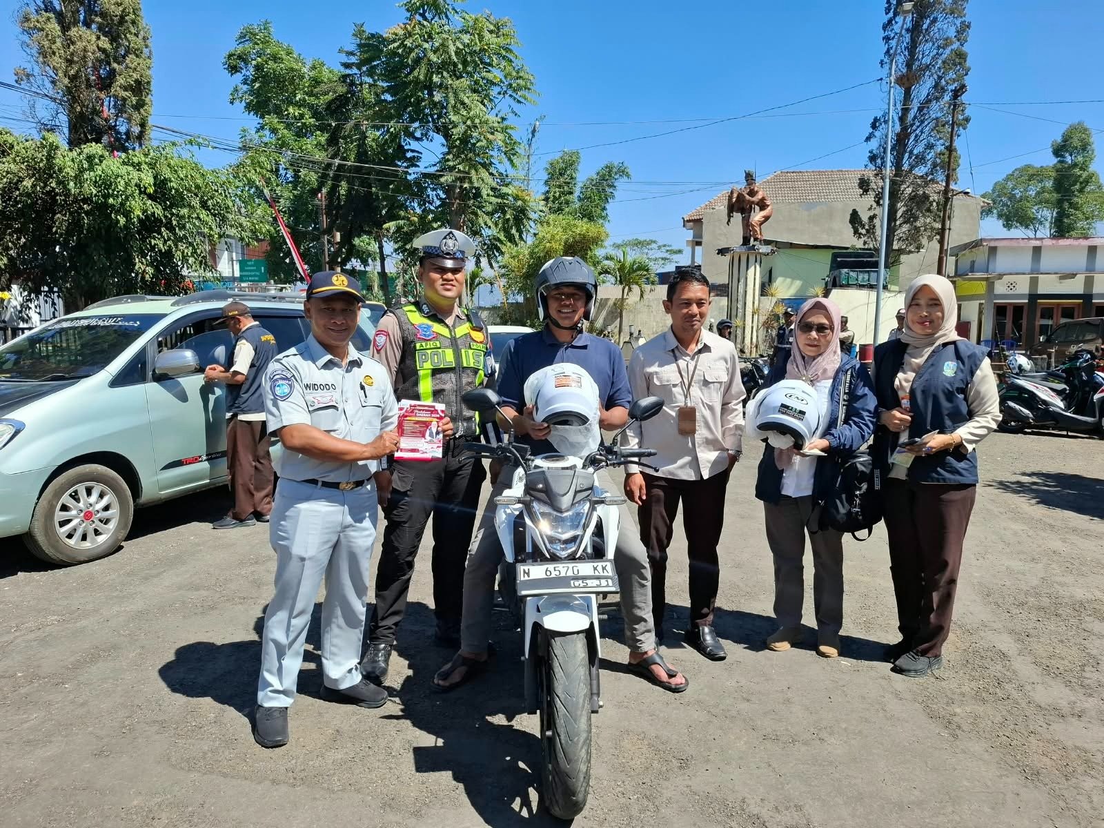 Jasa Raharja dan Bapenda Kabupaten Malang Gelar Operasi Gabungan Pemeriksaan Pajak Kendaraan di Pujon