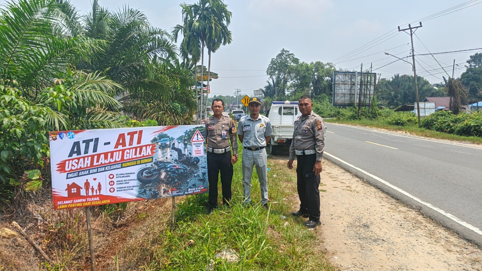 Jasa Raharja Singkawang Tindak Lanjuti Hasil FKLL, Pasang Spanduk Keselamatan di Kabupaten Sambas