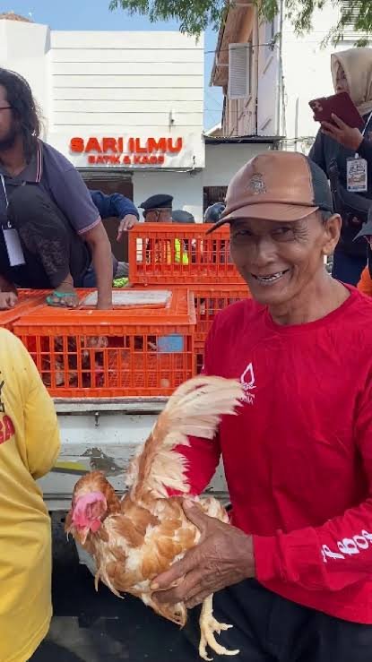 Peternak Ayam Petelur Yogyakarta Bagikan Ribuan Ayam, Protes Harga Pakan yang Melambung