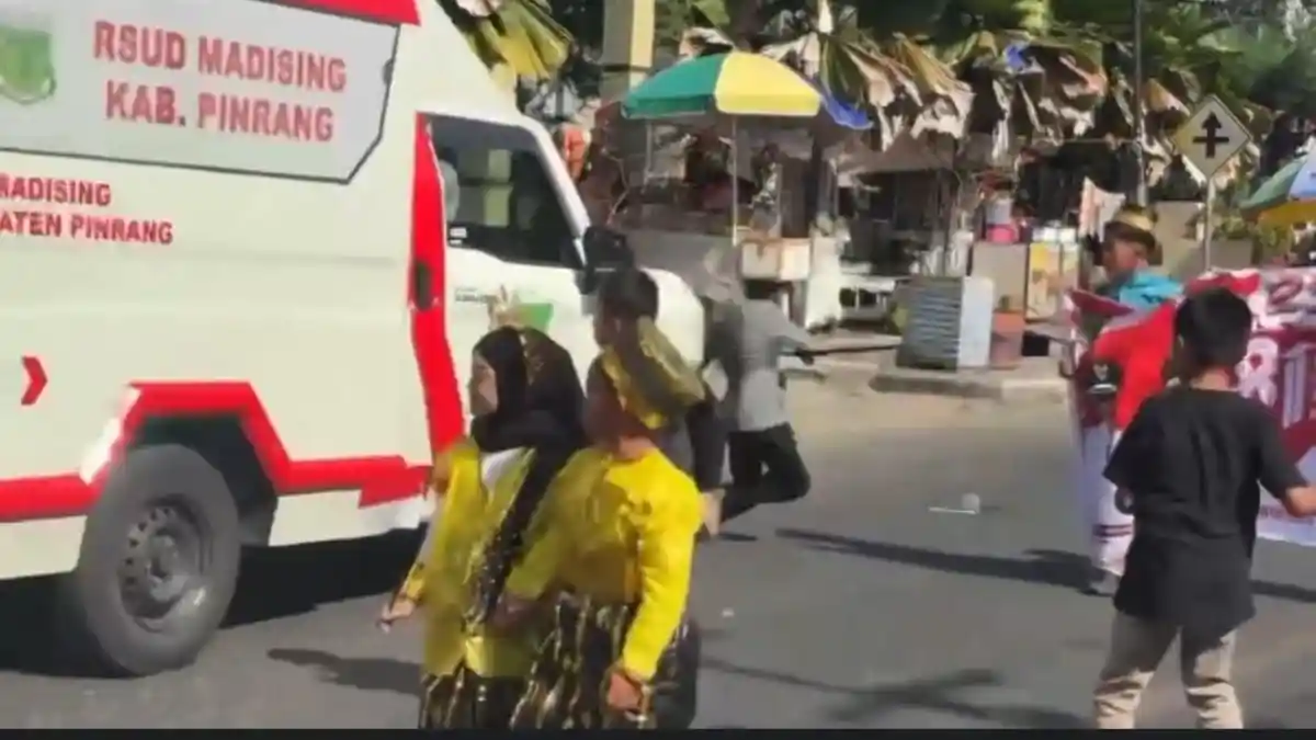 Ambulans Tabrak Penonton Karnaval 17 Agustus di Pinrang, Warga Panik