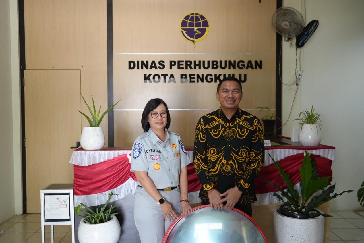 Dorong Keselamatan, PT Jasa Raharja (Persero) Kanwil Bengkulu dan Dinas Perhubungan Kota Bengkulu Berikan Bantuan Cermin Cembung Penempatan di Titik Rawan Kecelakaan