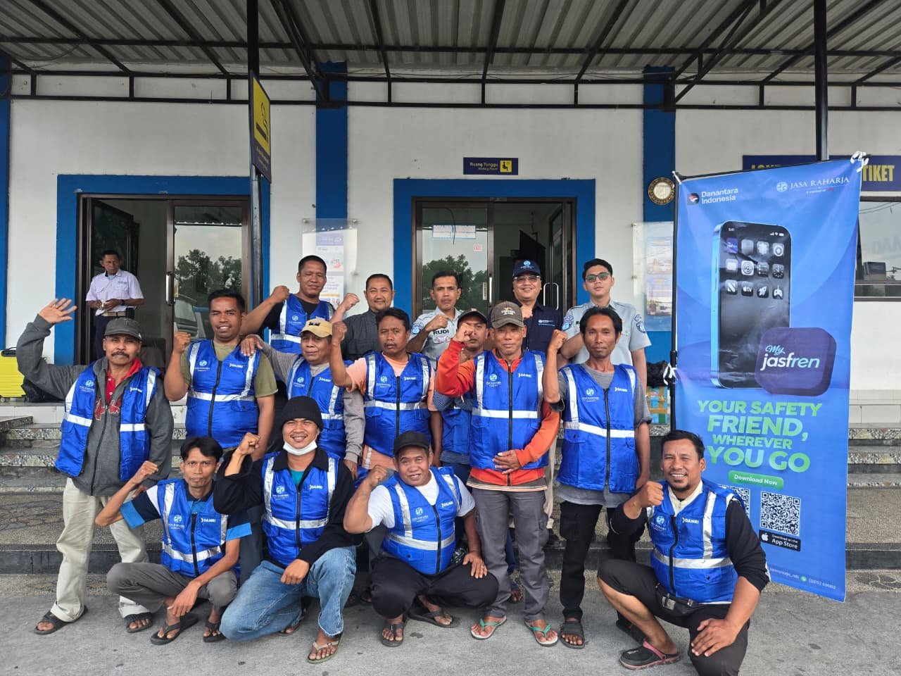 Jasa Raharja NTB Dorong Keselamatan Ojek Pengkolan melalui Penyerahan Helm dan Rompi
