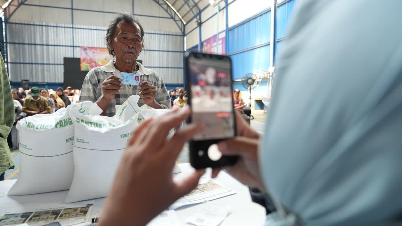 Bantuan Beras Dilanjutkan hingga Desember, Bulog Pastikan Stok Aman