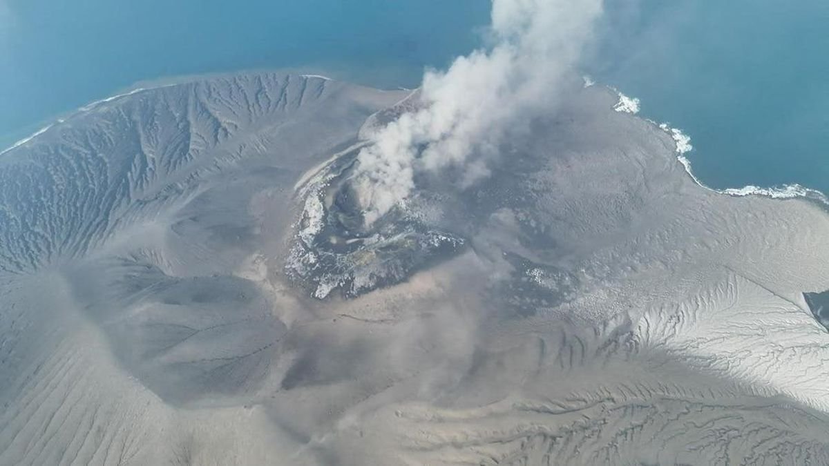 Abu Vulkanik Anak Krakatau Capai 7.000 Kaki, Bergerak ke Arah Barat Laut