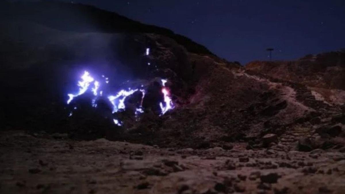 Fenomena Blue Fire di Gunung Papandayan Diteliti, Aktivitas Vulkanik Masih Normal