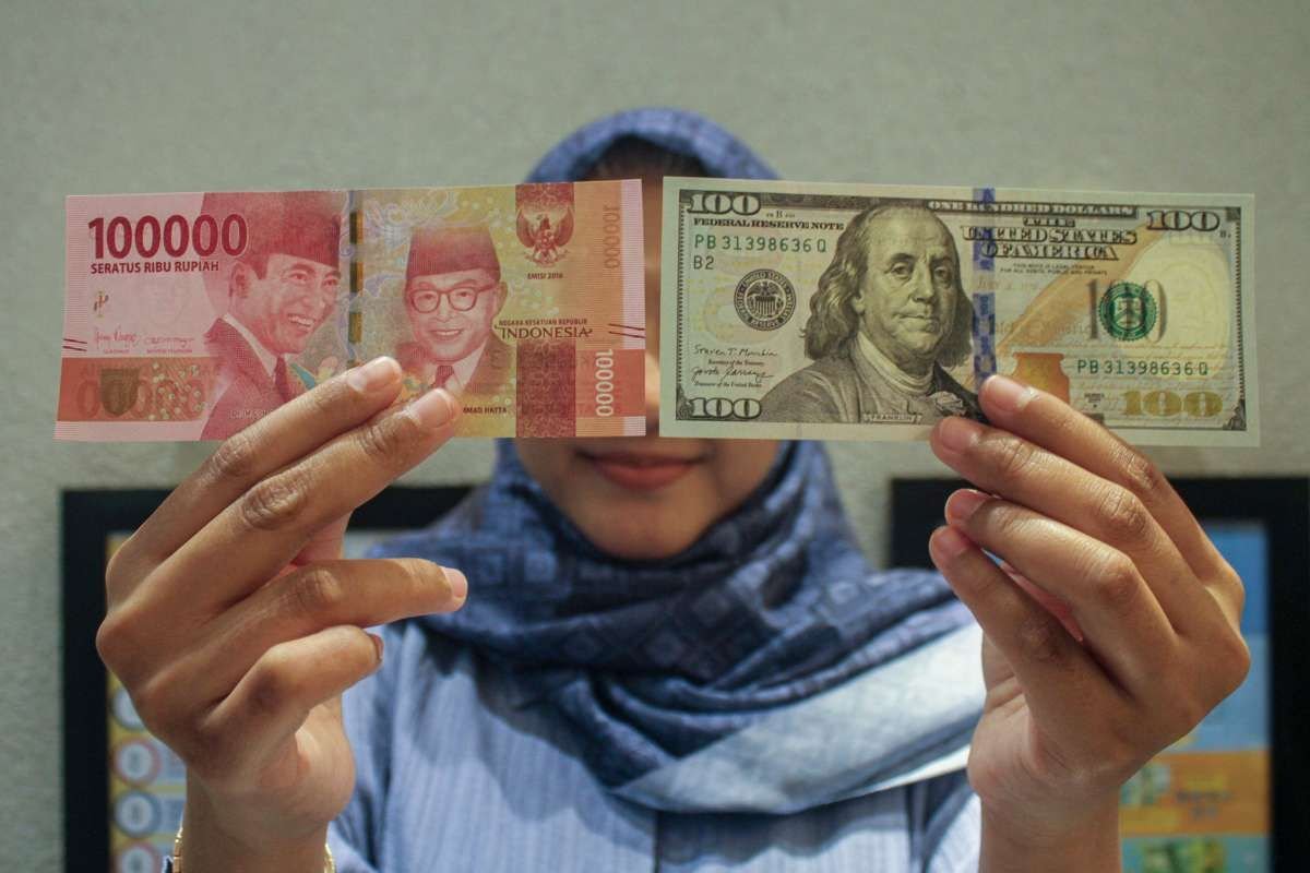 Rupiah Melemah ke Level Rp17.585 per Dolar AS pada Jumat Pagi