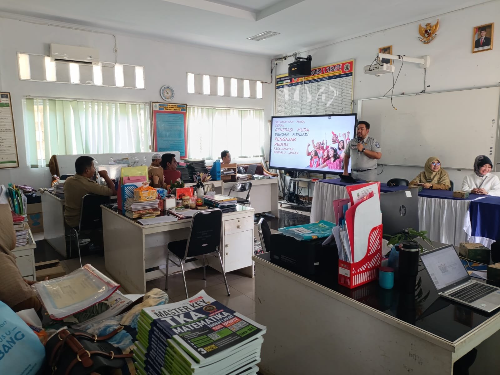 Tingkatkan Kesadaran Keselamatan Berlalu Lintas Remaja, Jasa Raharja Purwakarta dan Unit Kamsel Polres Purwakarta Gelar Program PPKL di SMAN 1 Cibatu