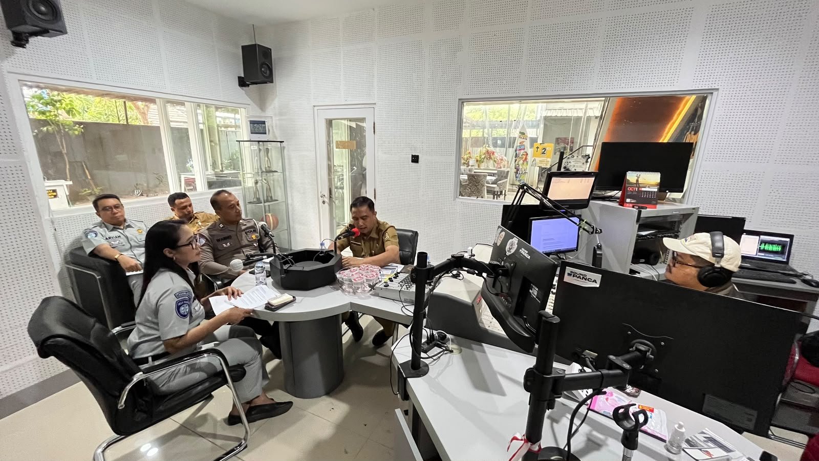 Glorifikasi Program Jateng Bebas Sanksi, Tim Pembina Samsat Karanganyar Perluas Edukasi melalui Talkshow Solo Radio
