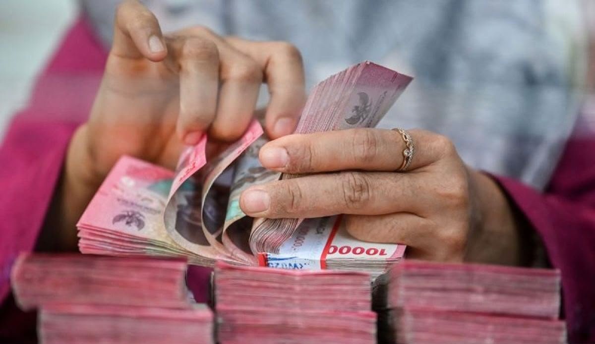 Update Pasar Valas: Rupiah Tembus Tren Positif Usai Dolar dan Harga Minyak Jatuh