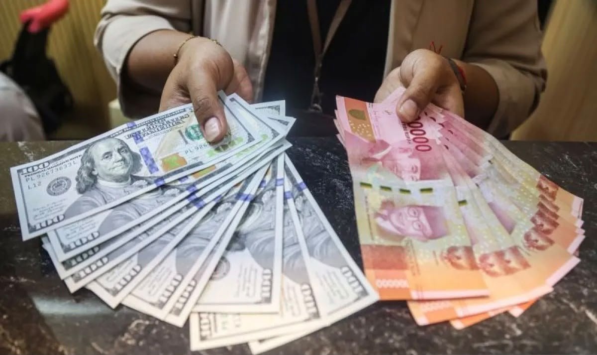 Rupiah Melemah Akibat Sentimen Serangan Kilang Minyak di Arab Saudi