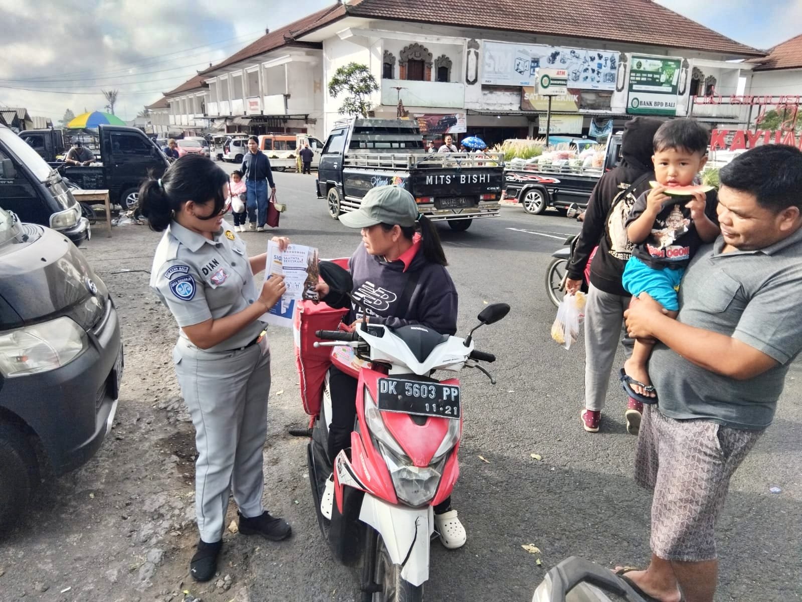 Jasa Raharja Bagikan Helm dan Informasi Relaksasi PKB di Pasar Kayuambua