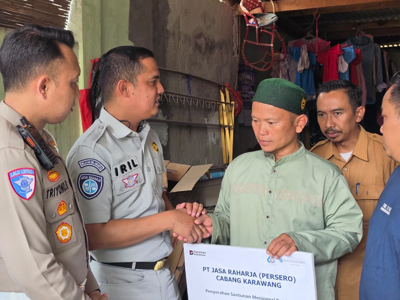 Jasa Raharja Serahkan Santunan kepada Tiga Ahli Waris Korban Laka Lantas Meninggal Dunia di Purwasari, Karawang