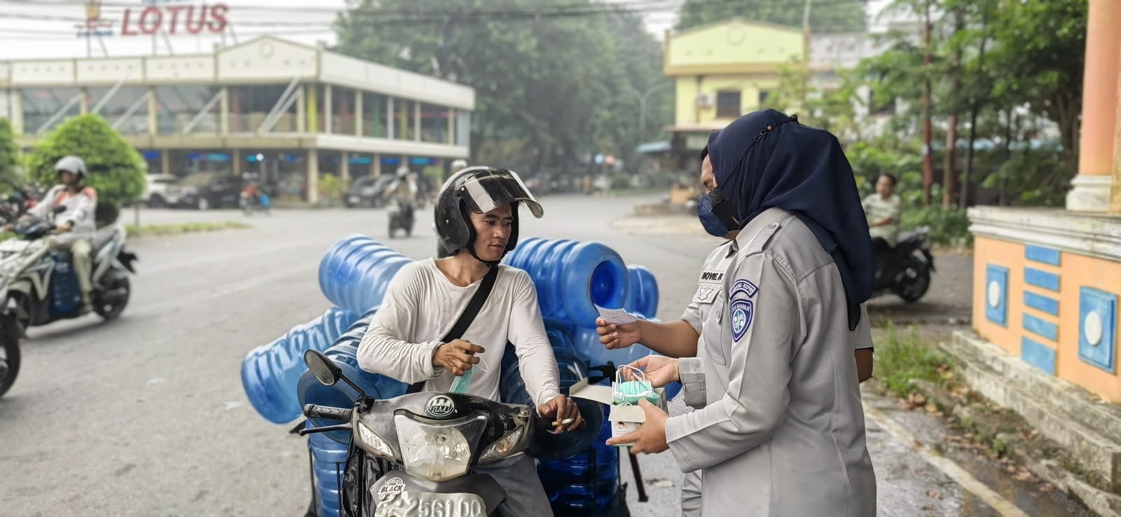 Kabut Asap Semakin Tebal, PT Jasa Raharja (Persero) Cabang Tanjungpinang Bagikan Masker Gratis di Traffic Light Bintan Center
