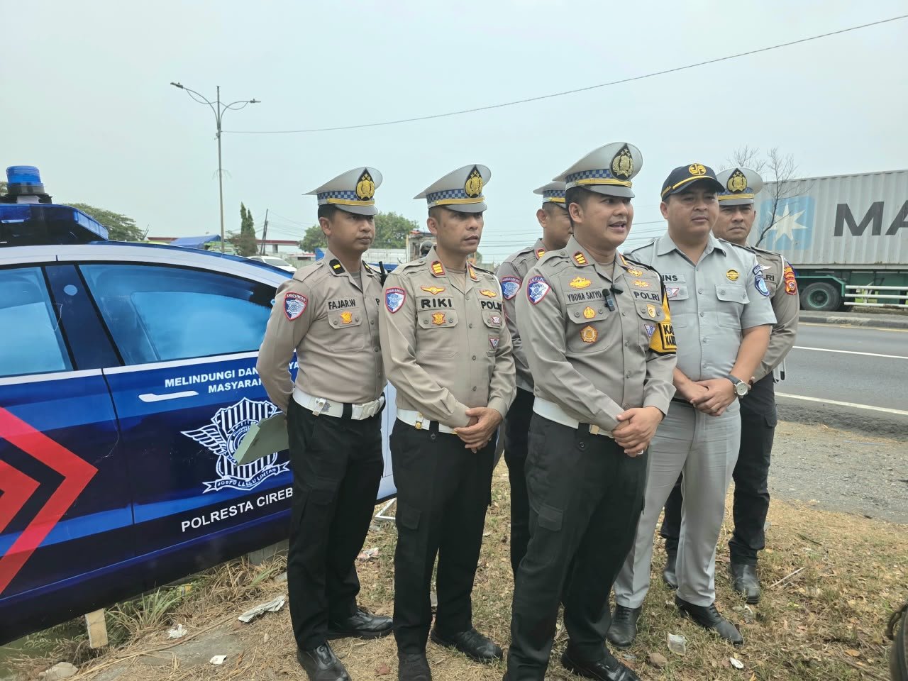 Tingkatkan Keselamatan Lalu Lintas, PT Jasa Raharja Cabang Cirebon Bersama Kasat Lantas Polresta Cirebon Pasang Replika Mobil PJR dan Patung Polisi di Titik Black Spot Kab Cirebon